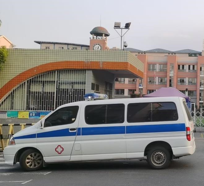 龙岗救护车出租护送骨折病人一公里多少钱